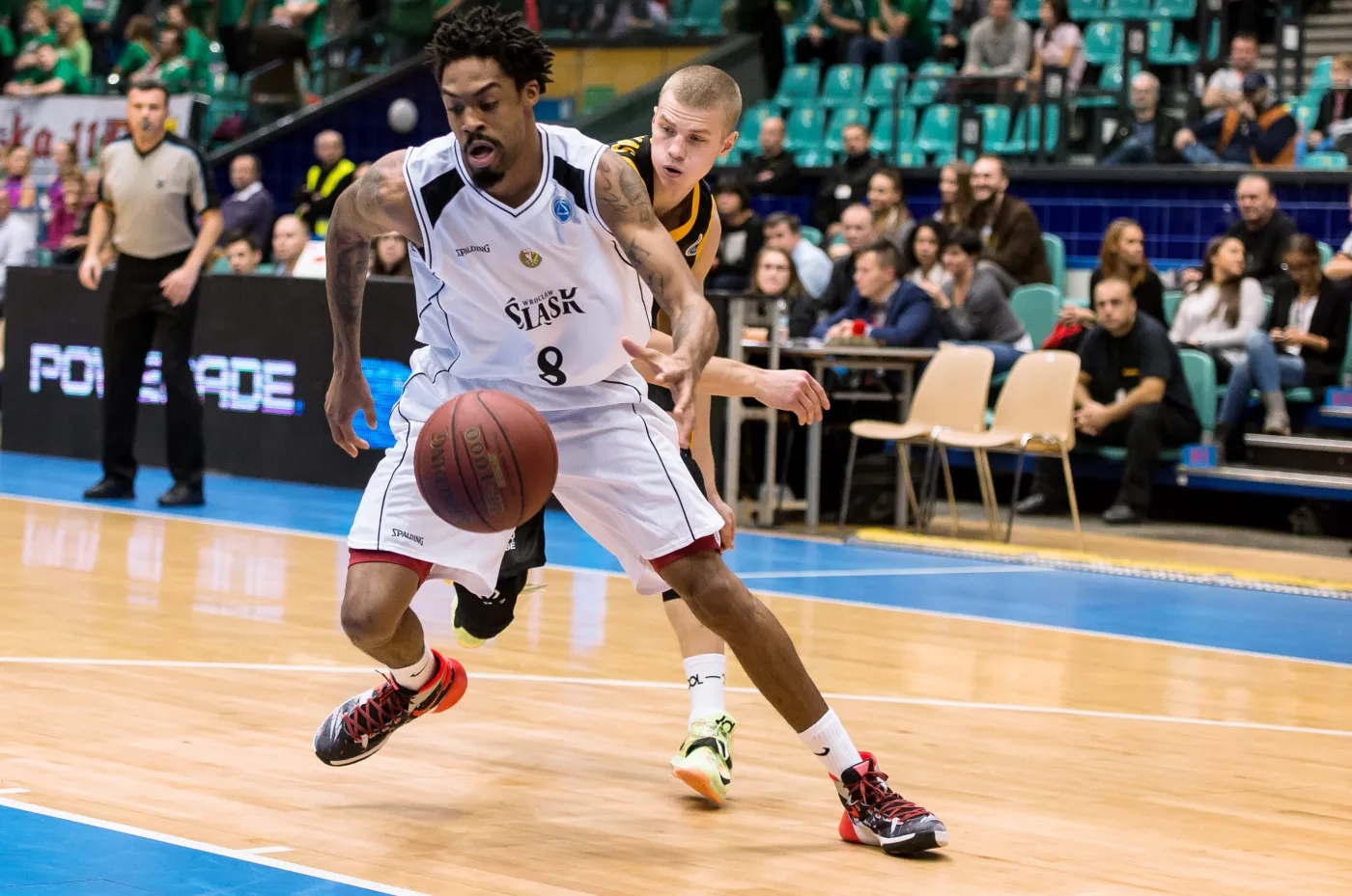Rashad Madden (front) z miejscowego Śląska oraz Paulius Dambrauskas (z tyłu) z litewskiego BC Siauliai w meczu Pucharu Europy FIBA 