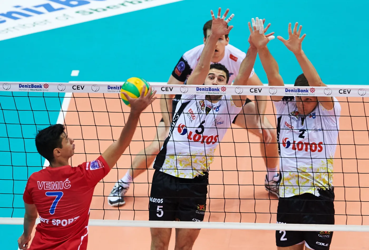 Marco Falaschi (C) i Wojciech Grzyb (P) z miejscowego Lotosu Trefla oraz Milos Vemic (L) z Vojvodiny NS Seme Novi Sad w meczu grupy F siatkarskiej Ligi Mistrzów w Gdańsku