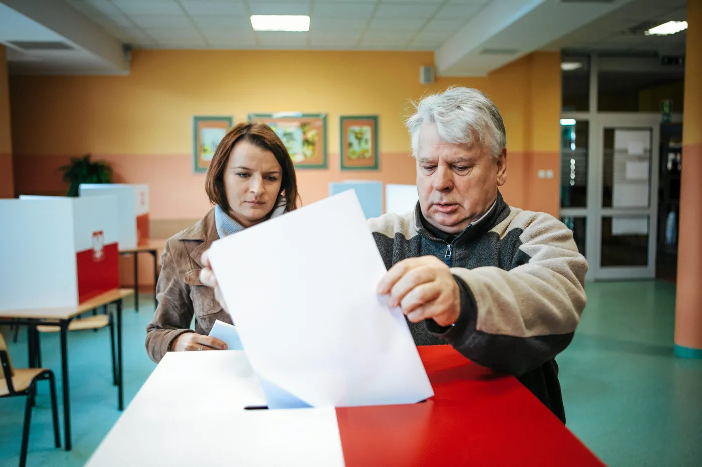 Marszałek Senatu Bogdan Borusewicz oddaje głos w wyborach parlamentarnych