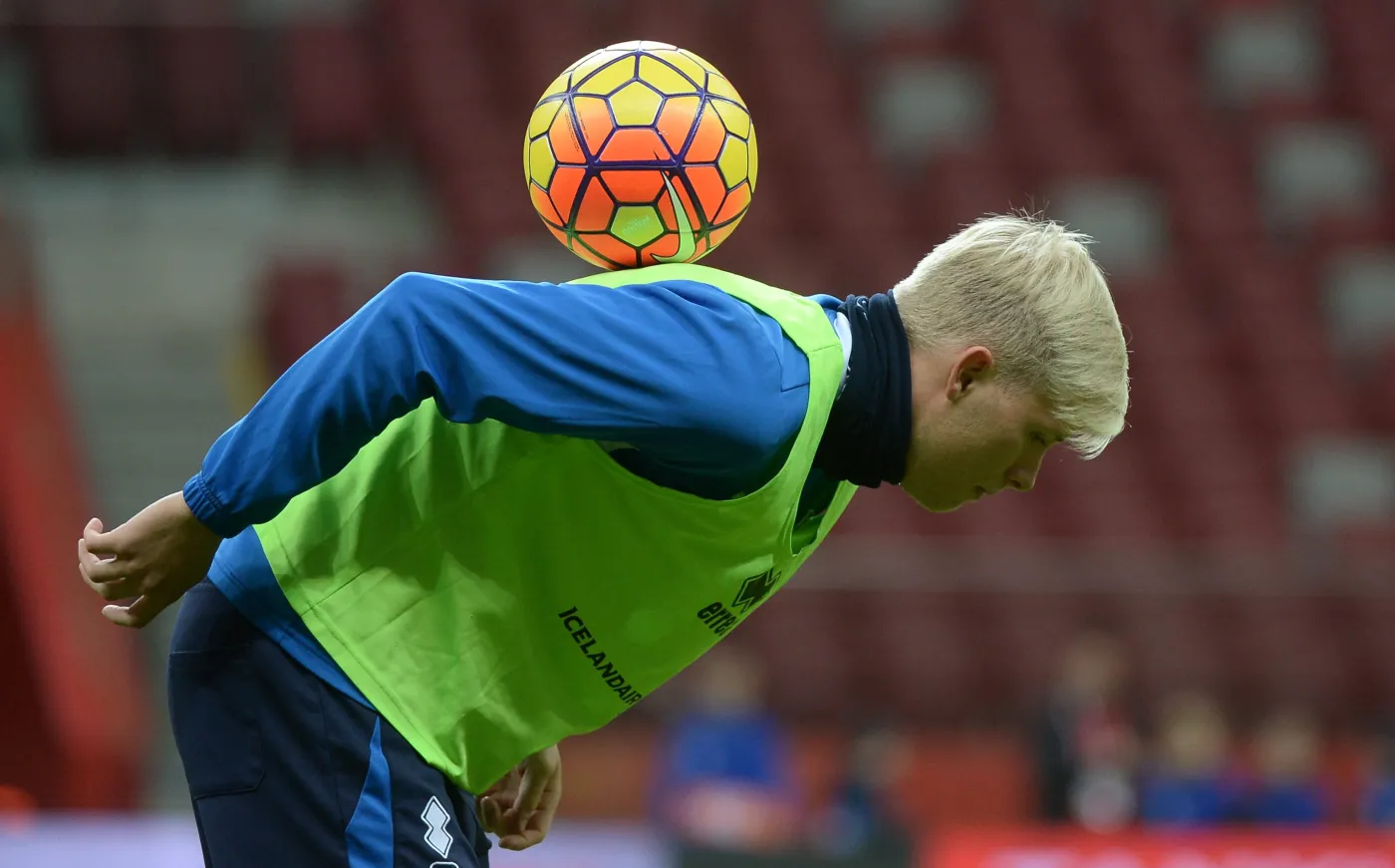 Ari Freyr Skulason podczas treningu piłkarskiej reprezentacji Islandii na Stadionie Narodowym w Warszawie