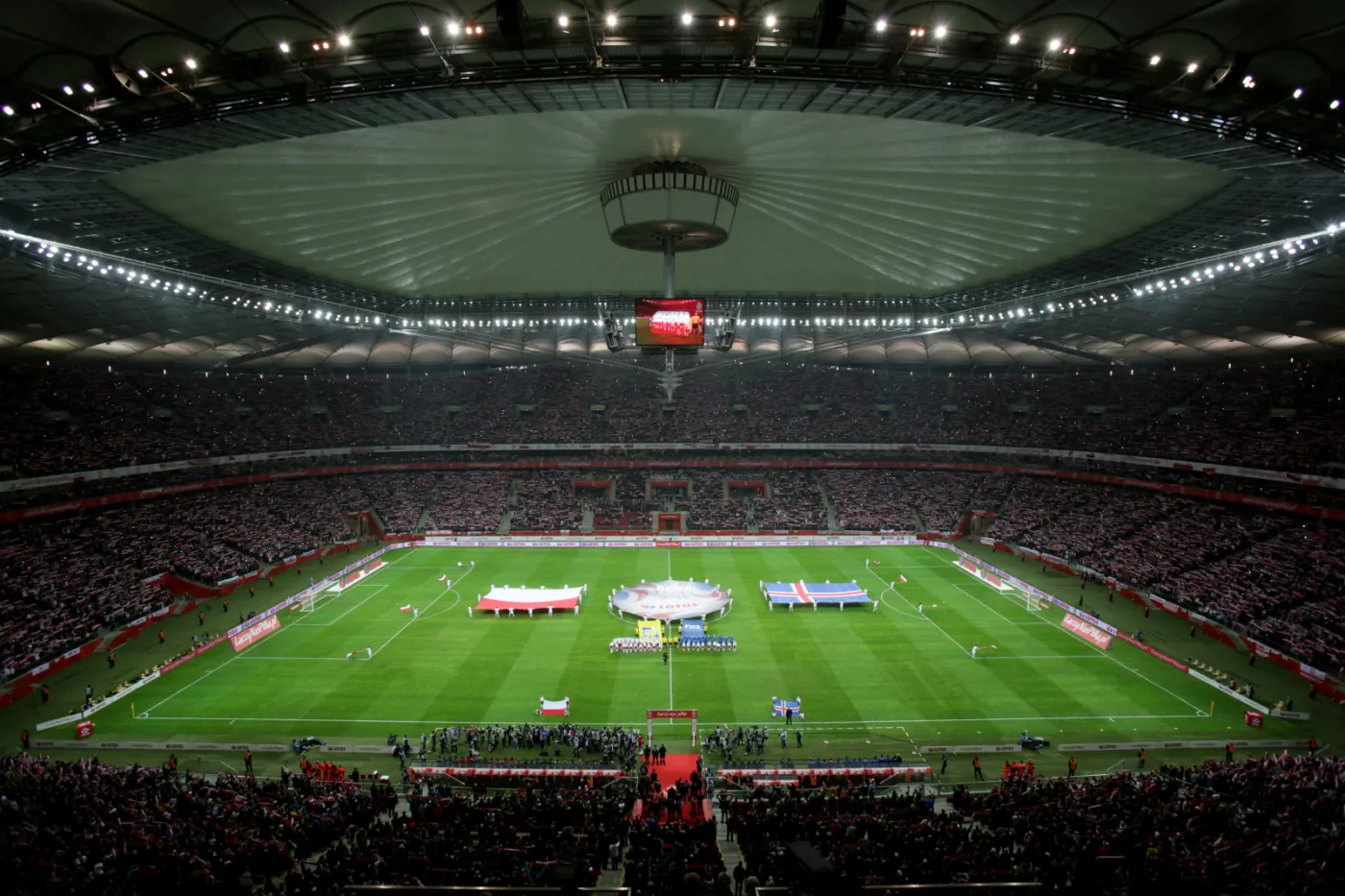 Polscy piłkarze oddadzą hołd ofiarom zamachów w Paryżu. WIDEO