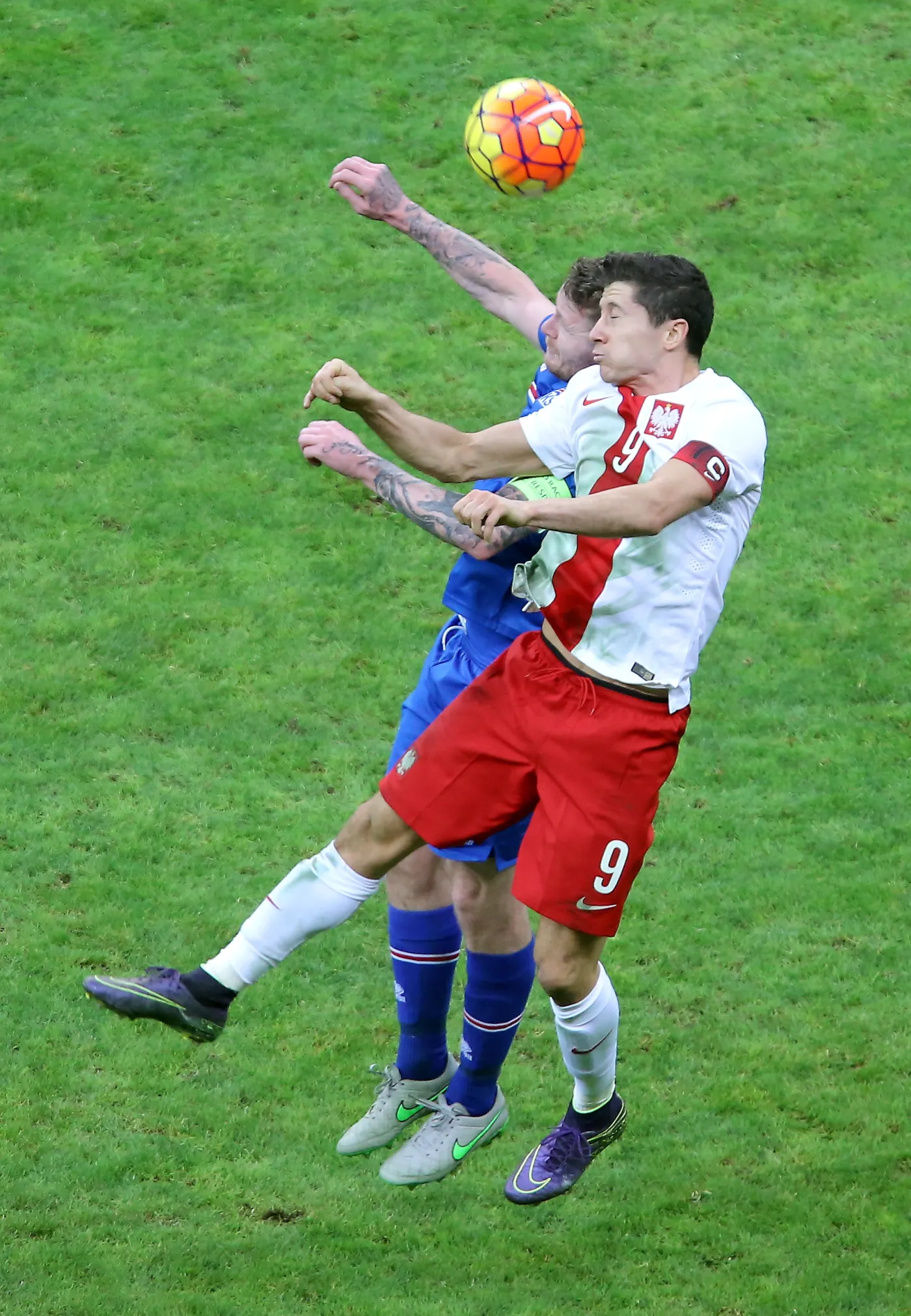 8418351-polak-robert-lewandowski-z-przodu.jpg