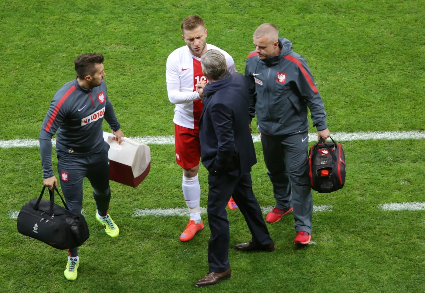 Kontuzjowany piłkarz reprezentacji Polski Jakub Błaszczykowski (2L) schodzi z boiska podczas meczu towarzyskiego z Islandią