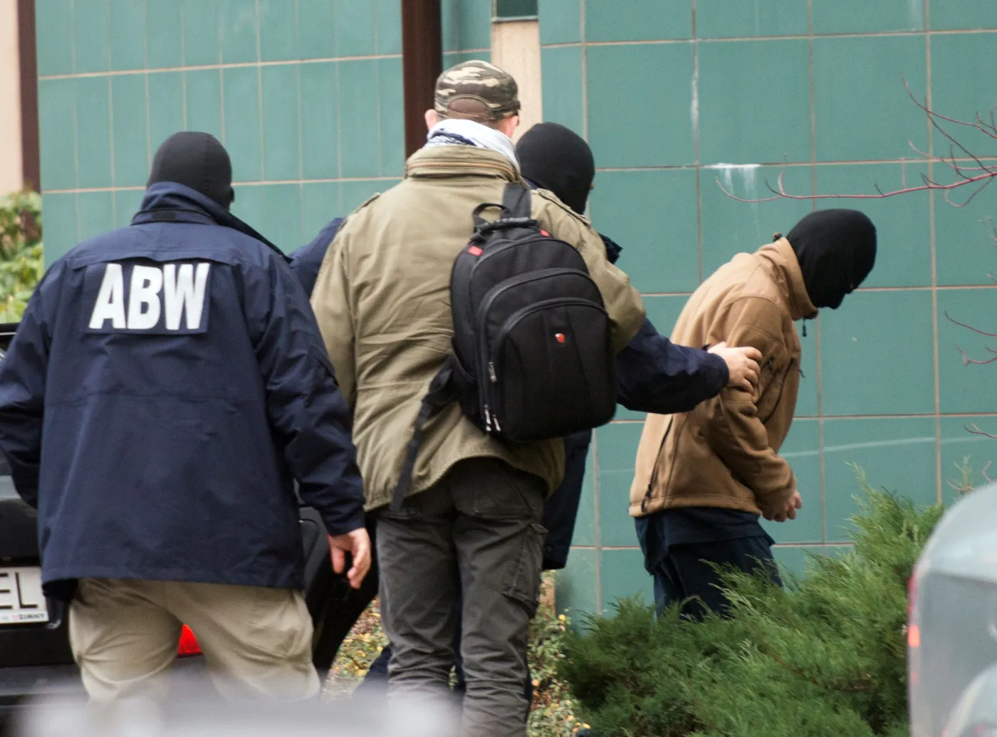 Polak, młody mężczyzna podejrzewany o udział w walkach w Syrii po stronie Państwa Islamskiego, zatrzymany w związku ze śledztwem dotyczącym działalności o charakterze terrorystycznym, przewieziony przez funkcjonariuszy ABW do łódzkiej prokuratury apelacyjnej