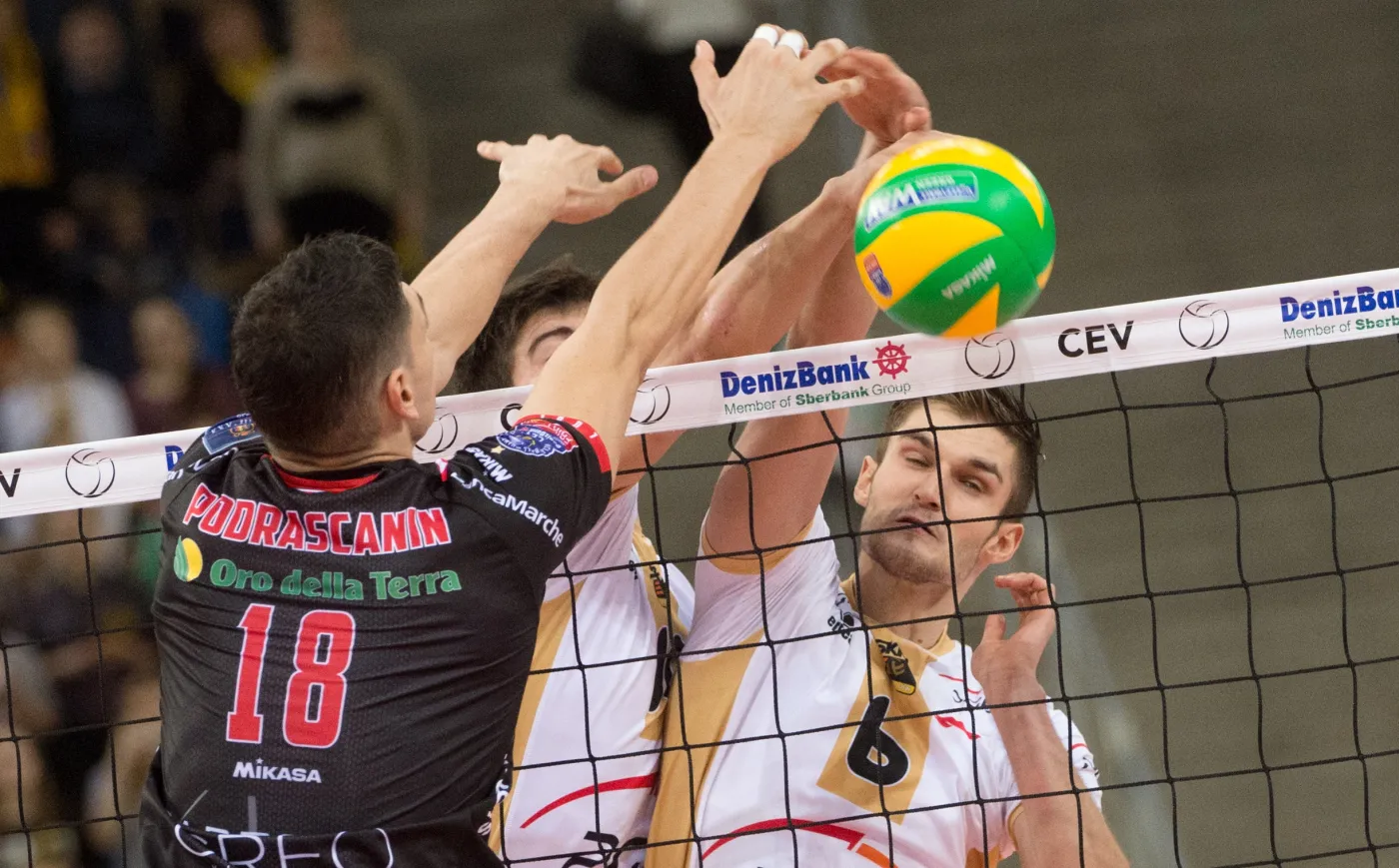 Po drugiej stronie siatki Nicolas Uriarte (C,przysłonięty) i Karol Kłos (P) ze PGE Skry Bełchatów oraz Marko Podrascanin (L) z Cucine Lube Civitanova w meczu Ligi Mistrzów 