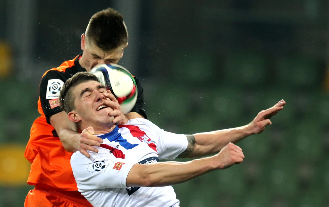 Zawodnik Podbeskidzia Bielsko -Biała Adam Pazio (P) walczy o piłkę z Krzysztofem Piątkiem (L) z KGHM Zagłębie Lubin 