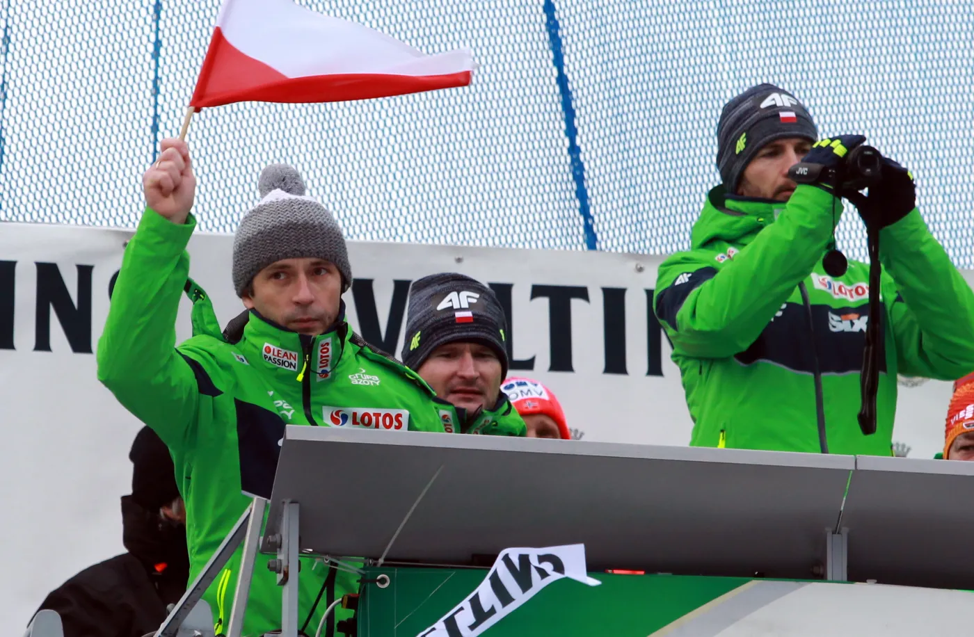 Trenerzy polskich skoczków: Łukasz Kruczek (L), Maciej Maciusiak (C) i Wojciech Topór (P) w "trenerskim gnieździe" podczas konkursu Pucharu Świata w skokach narciarskich, rozgrywanego na skoczni HS-140 w Klingenthal