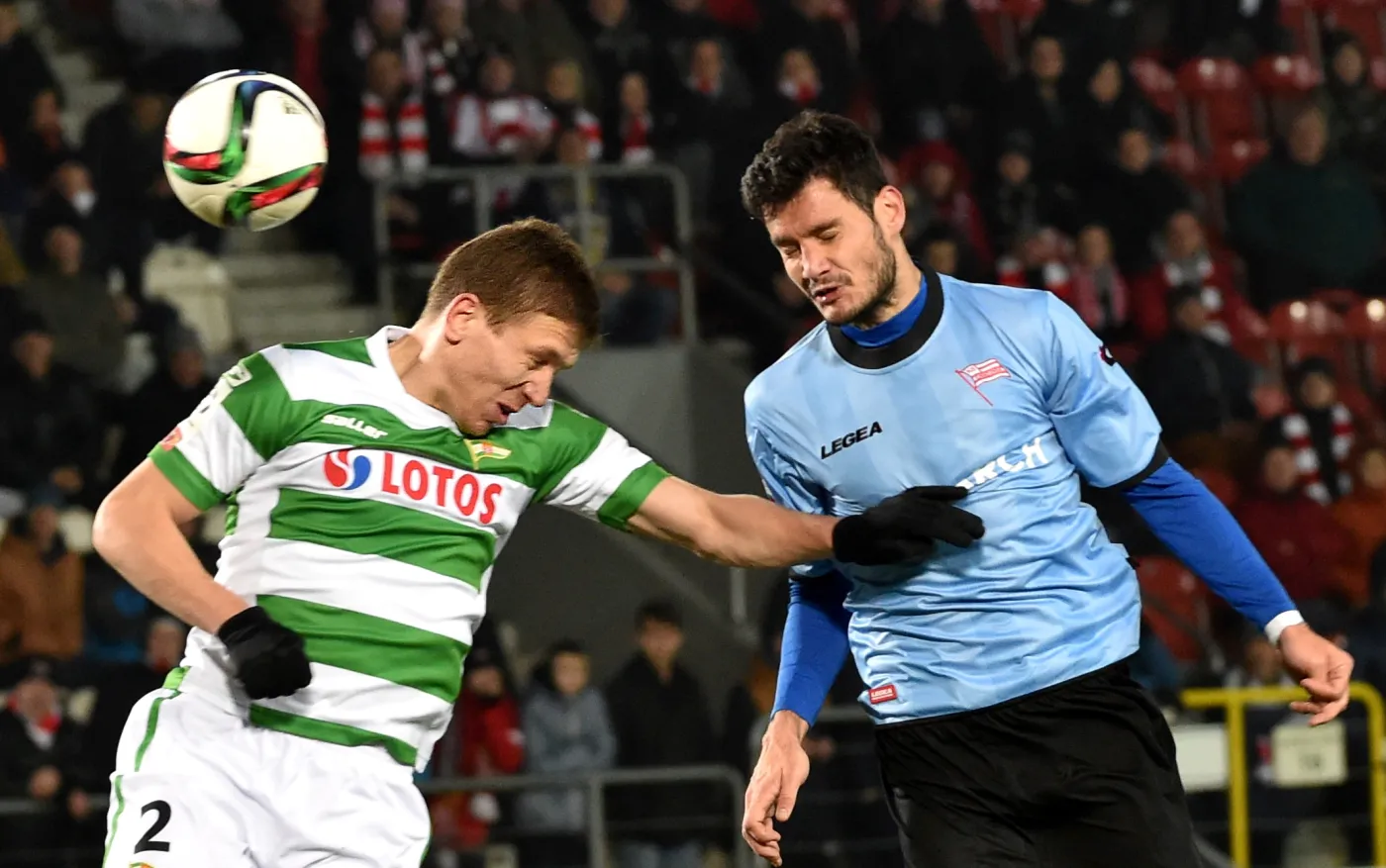 Zawodnik Cracovii Miroslav Covilo (P) walczy o piłkę z Rafałem Janickim (L) z Lechii Gdańsk podczas meczu polskiej Ekstraklasy