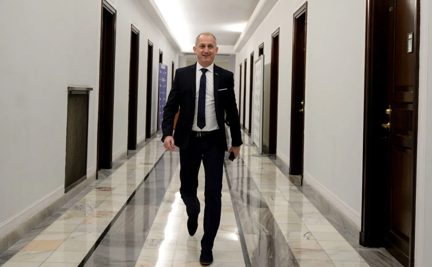 Neumann krytycznie ocenia ruchy PiS: Pełzająca dyktatura