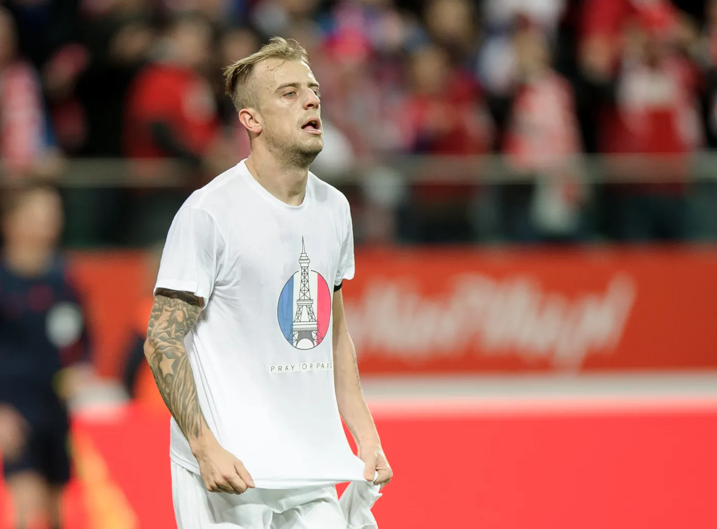 Kamil Grosicki swojego gola złożył w hołdzie ofiarom zamachu terrorystycznego w Paryżu