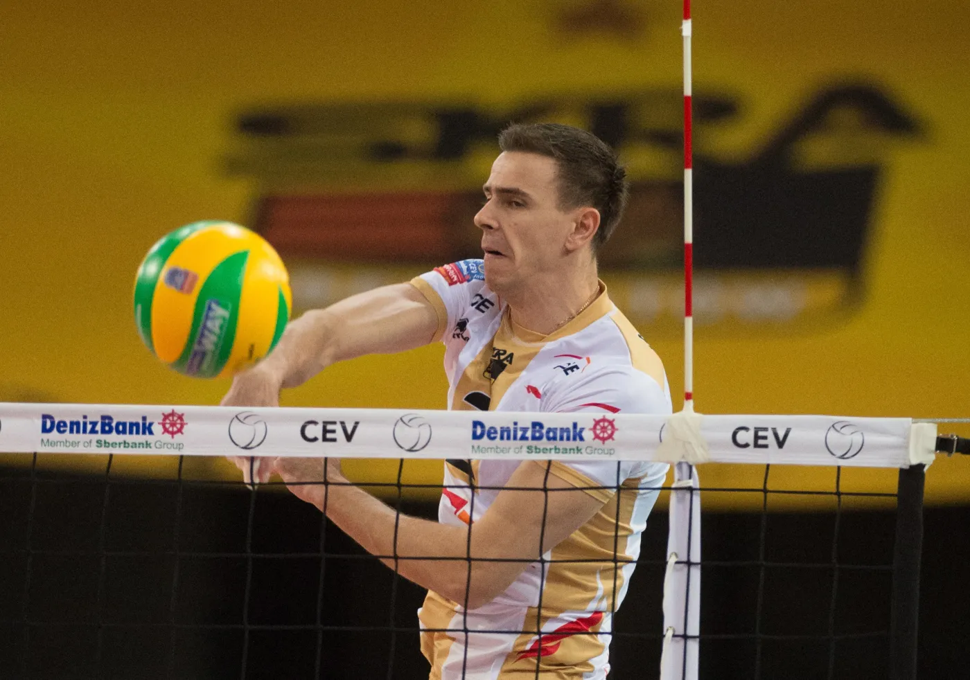 Zawodnik PGE Skra Bełchatów Mariusz Wlazły atakuje na stronę belgijskiego Knack Roeselare podczas meczu grupy E Ligi Mistrzów siatkarzy