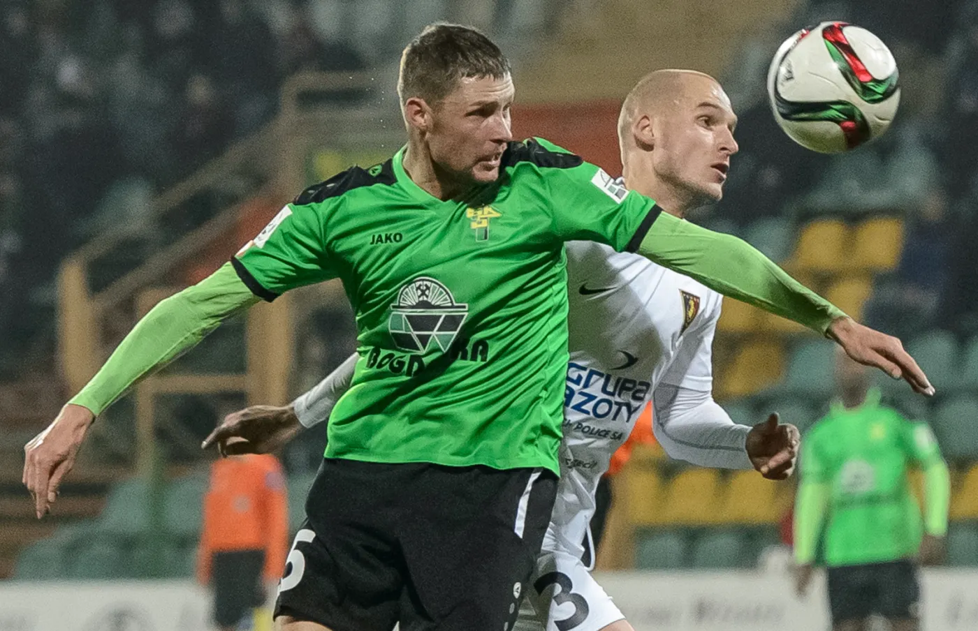 Jarosław Fojut (P) z Pogoni Szczecin oraz Grzegorz Bonin (L) z Górnika Łęczna