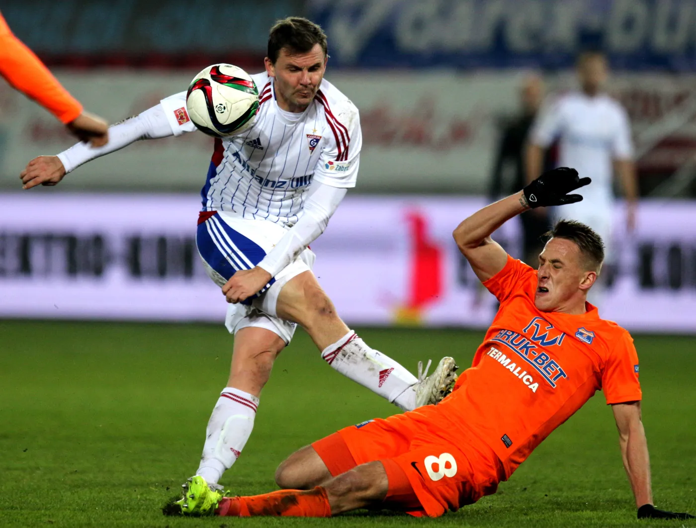 Zawodnik Górnika Zabrze Aleksander Kwiek (L) w pojedynku o piłkę z Patrykiem Frycem (P) z Termaliki Bruk-Bet Niecieczy