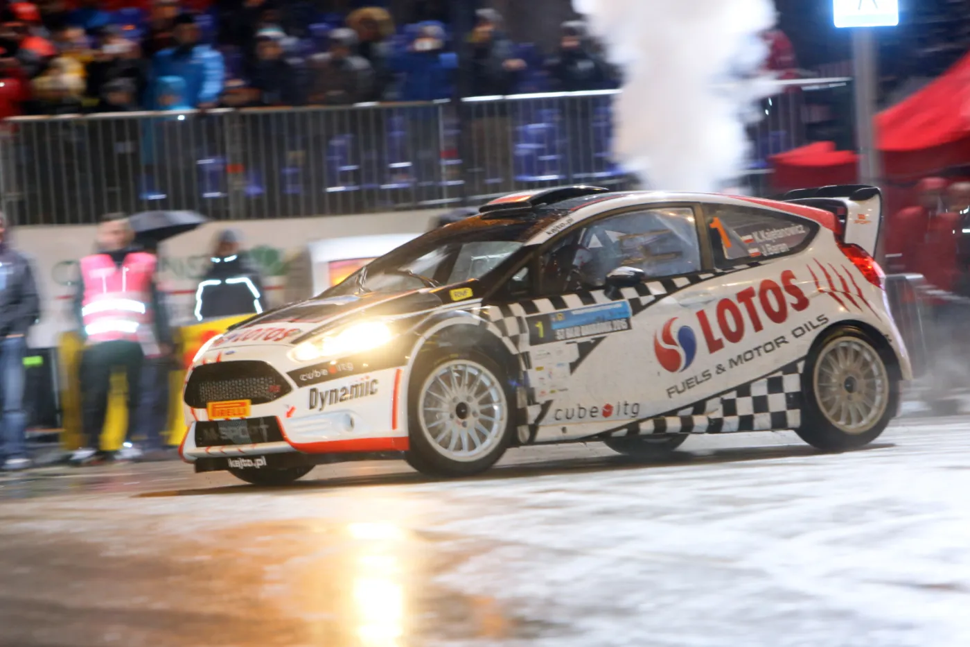 Rajdowi Mistrzowie Europy Kajetan Kajetanowicz i Jarek Baran (Ford Focus) na trasie Kryterium Asów na Karowej, kończącego 53. Rajd Barbórka 2015 rozgrywany w Warszawie