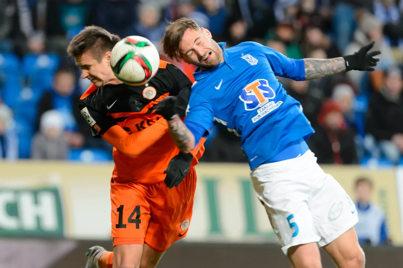 Zawodnik Lecha Poznań Tamas Kadar (P) walczy o piłkę z Łukaszem Janoszką (L) z KGHM Zagłębie Lubin 