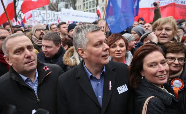 Schetyna: Działania PiS przypominają wydarzenia stanu wojennego