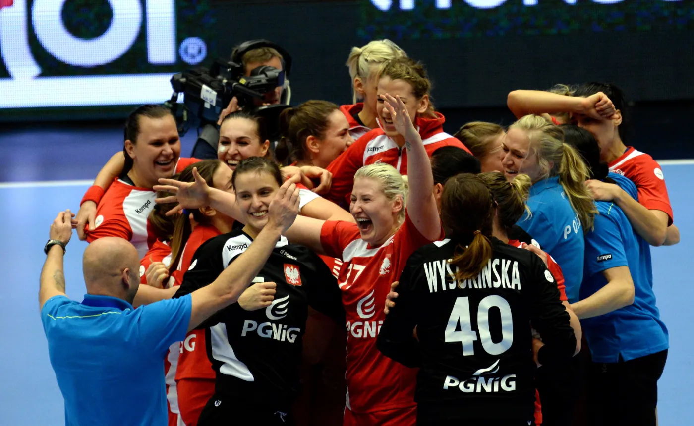 Polki z trener reprezentacji Kimem Rasmussenem (L) cieszą się ze zwycięstwa po meczu 1/8 finału mistrzostw świata piłkarek ręcznych z Węgrami