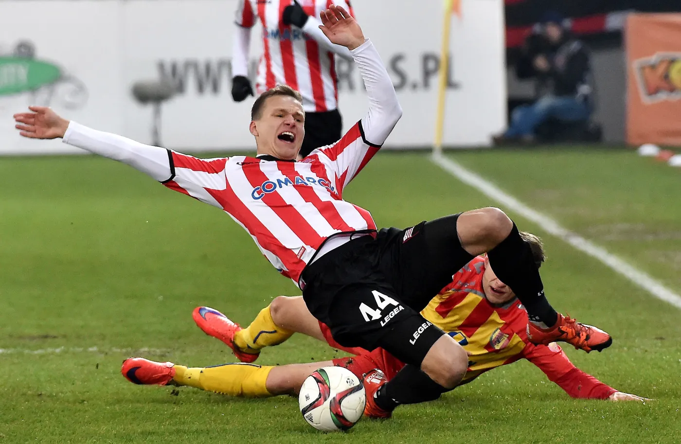 Zawodnik Cracovii Paweł Jaroszyński (z przodu) walczy o piłkę z Łukaszem Sierpiną z Korony Kielce podczas meczu polskiej Ekstraklasy