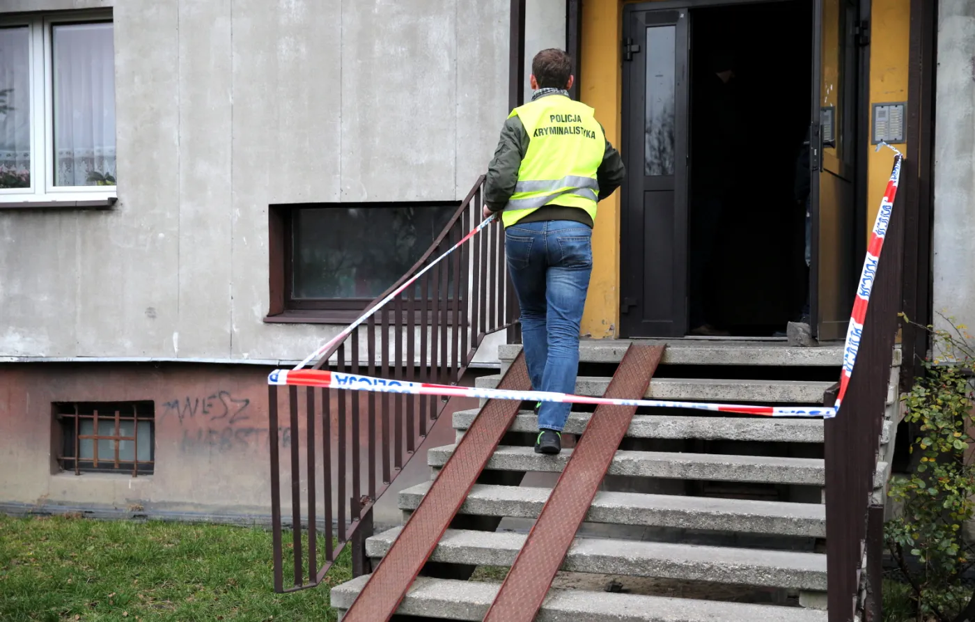 Policja przed budynkiem mieszkalnym w Rudzie Śląskiej, gdzie znaleziono ciała matki i jej dwóch synów