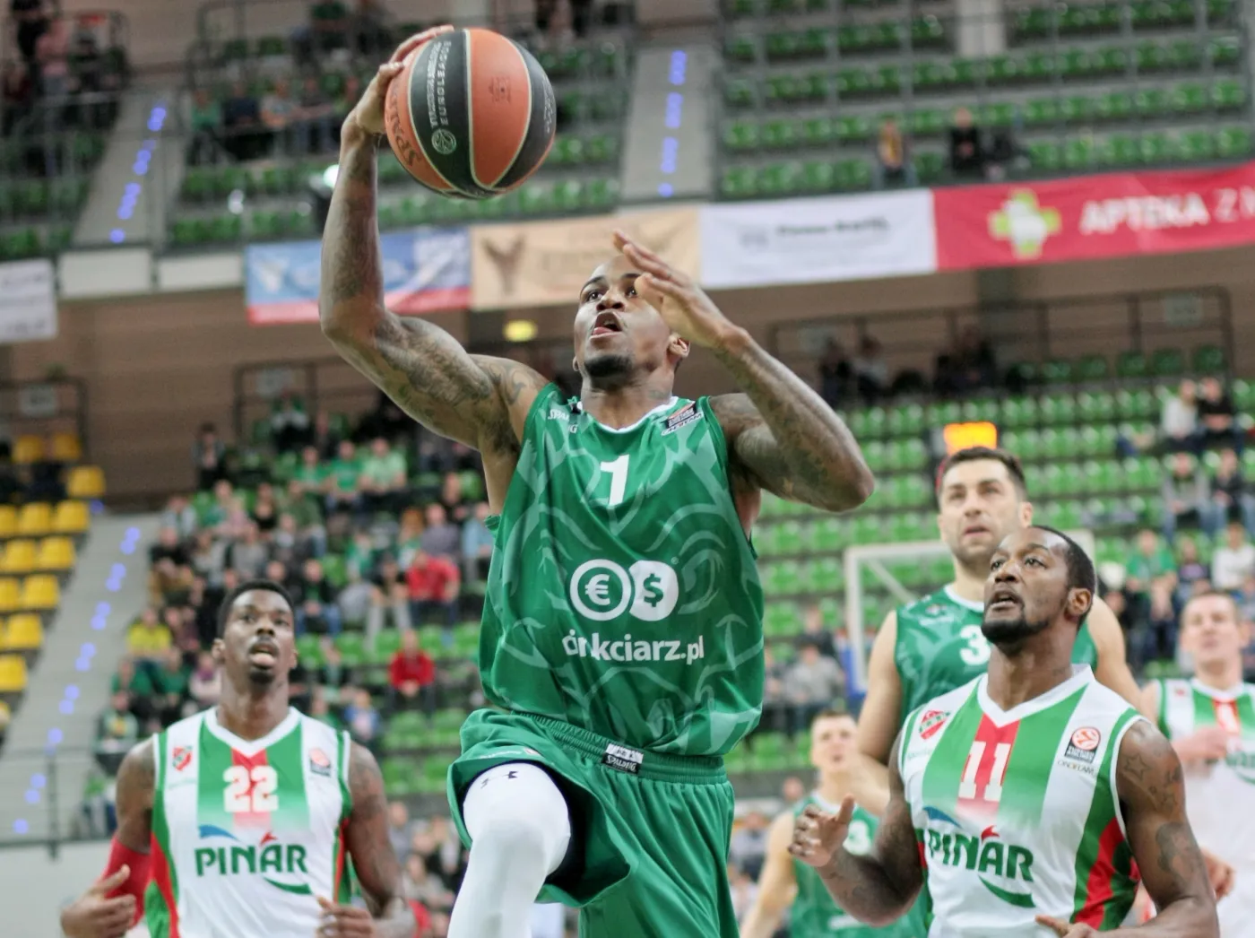 Dee Bost (C) z miejscowego Stelmetu BC oraz Kenny Gabriel (L) i ustin Carter (P) z Pinar Karsiyaka Izmir w meczu Euroligi koszykarzy w Zielonej Górze