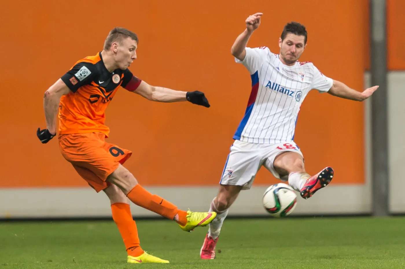 Arkadiusz Woźniak (L) z miejscowego KGHM Zagłębia i Łukasz Madej (P) z Górnika Zabrze