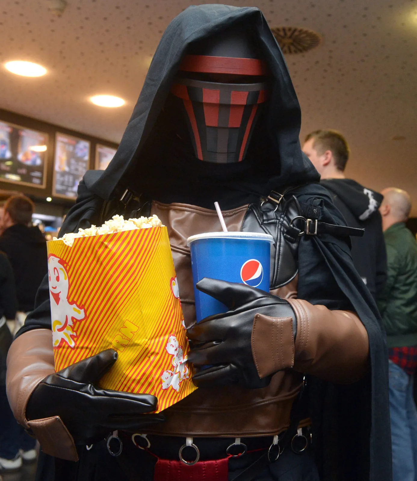 8560466-star-wars-fans-celebrate-screening.jpg