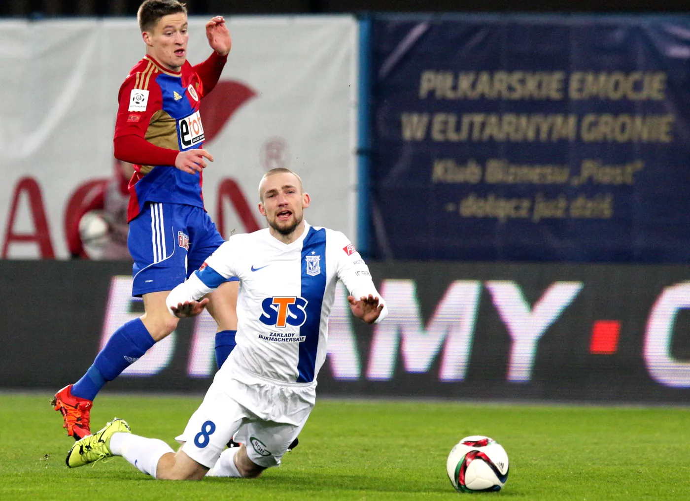 Radosław Murawski (L) z miejscowego Piasta i Szymon Pawłowski (P) z Lecha Poznań