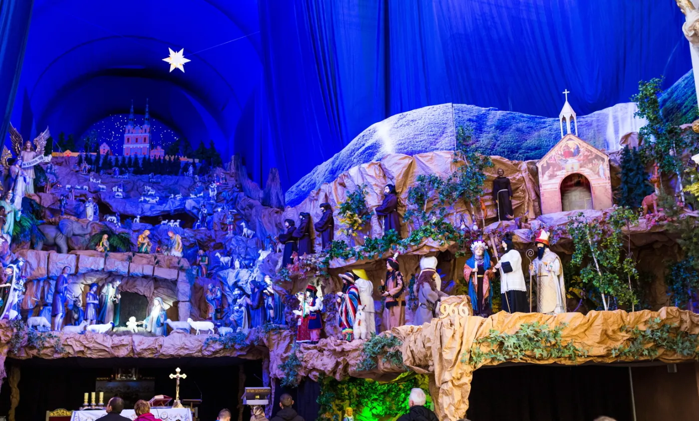 8576500-szopka-bozonarodzeniowa-w-kosciele.jpg