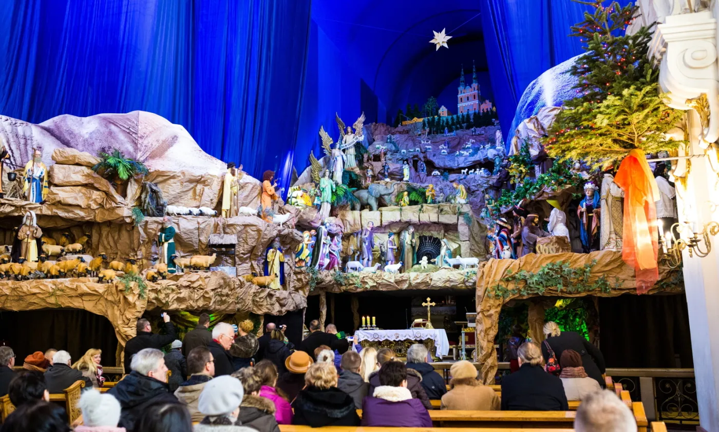 8576756-szopka-bozonarodzeniowa-w-kosciele.jpg