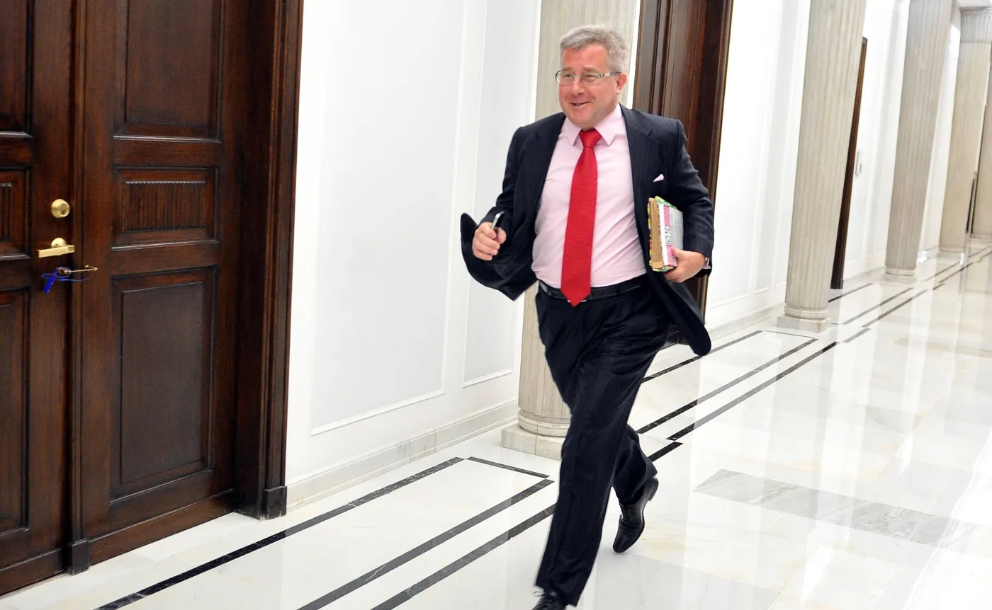 Europoseł Ryszard Czarnecki biegnie korytarzem sejmowym