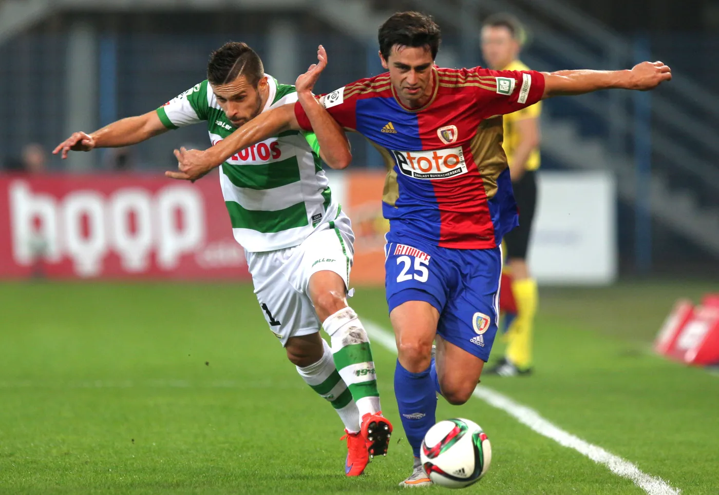 Zawodnik Piasta Gliwice Kamil Vacek (P) walczy o piłkę z Grzegorzem Wojtkowiakiem (L) z Lechii Gdańsk podczas meczu 9. kolejki T-Mobile Ekstraklasy