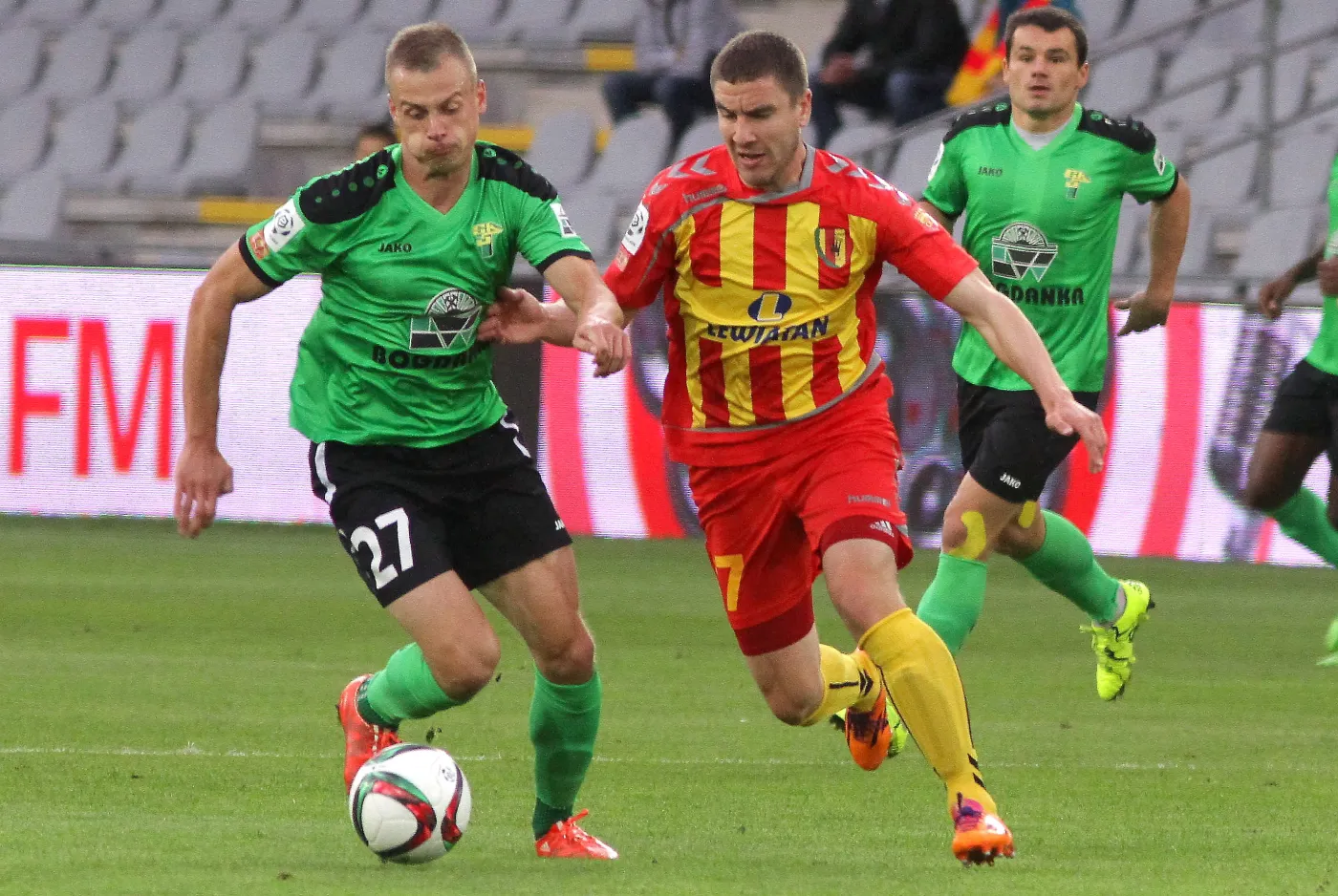 Zawodnik Korony Kielce Aleksandrs Fertovs (P) walczy o piłkę z Adrianem Bastą (L) z Górnika Łęczna podczas meczu polskiej Ekstraklasy