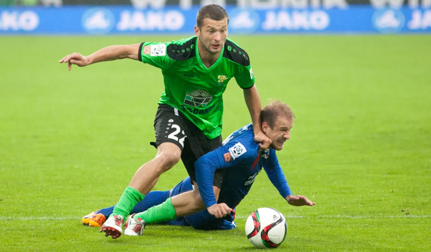 Łukasz Mierzejewski (L) z miejscowego Górnika i Lukas Janic (P) z Podbeskidzia Bielsko-Biała w meczu T-Mobile Ekstraklasy, rozegranym w Łęcznej