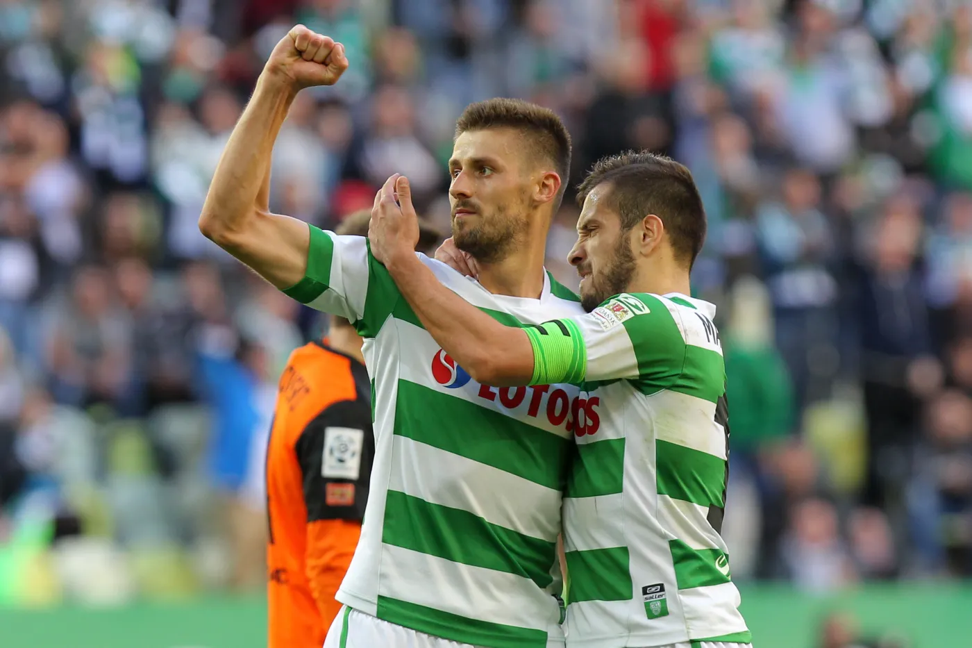 Piłkarze miejscowej Lechii Grzegorz Kuświk (L) i Milos Krasić (P) po strzeleniu gola drużynie Zagłębia Lubin