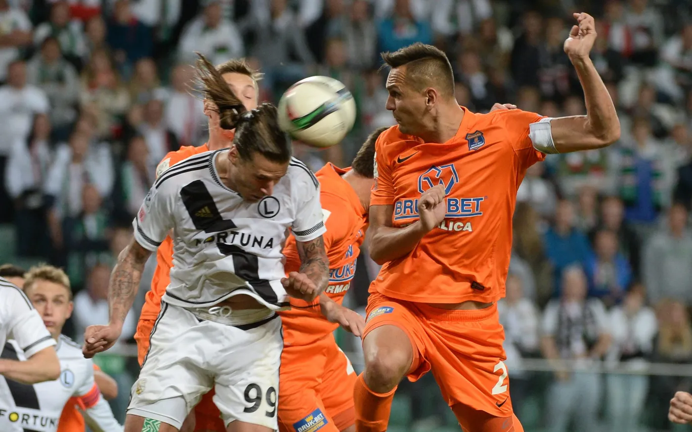 Aleksandar Prijović (L) ze stołecznej Legii i Dawid Sołdecki (P) z Termaliki Bruk-Bet Nieciecza