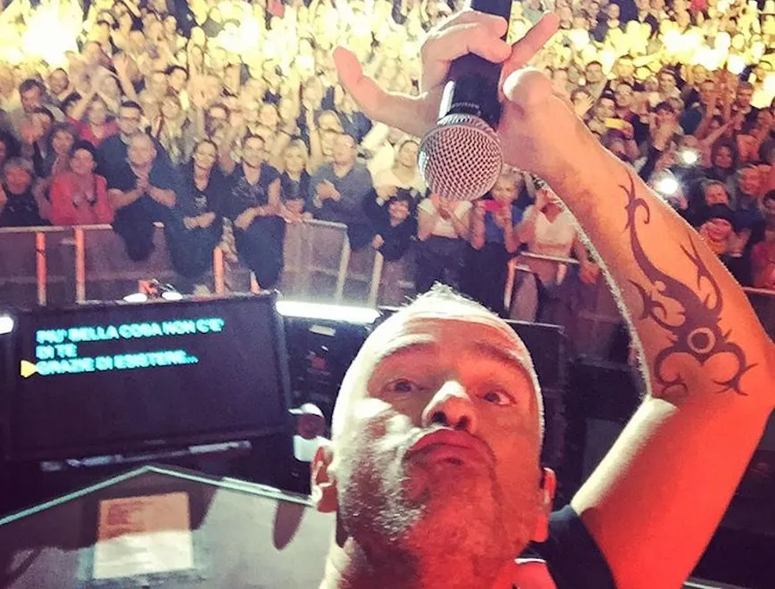 8267794-eros-ramazzotti-zrobil-sobie-selfie.jpg
