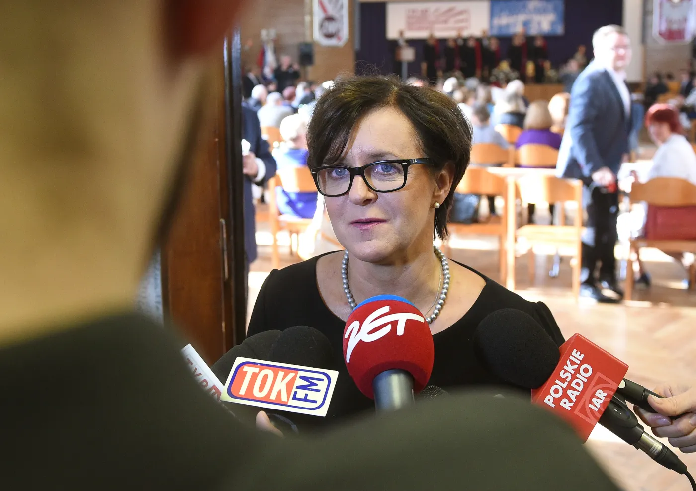 Dzieciom drożdżówki, związkowcom odznaczenia. Szefowa MEN rusza do ataku