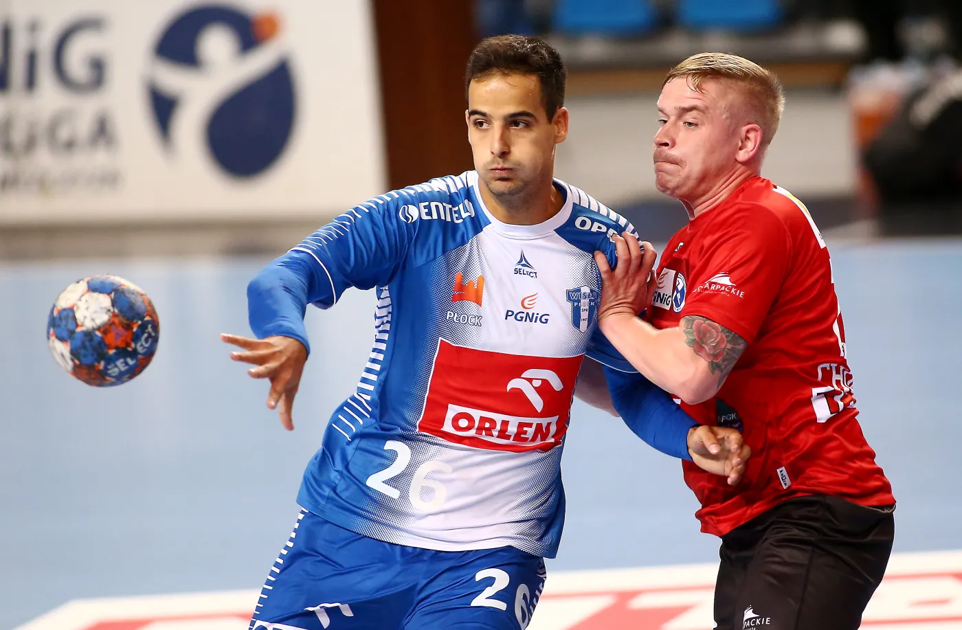 Zawodnik Orlenu Wisły Płock Marko Tarabochia (L) blokowany przez Michała Chodarę (P) z PGE Stali Mielec podczas meczu Ekstraklasy piłkarzy ręcznych