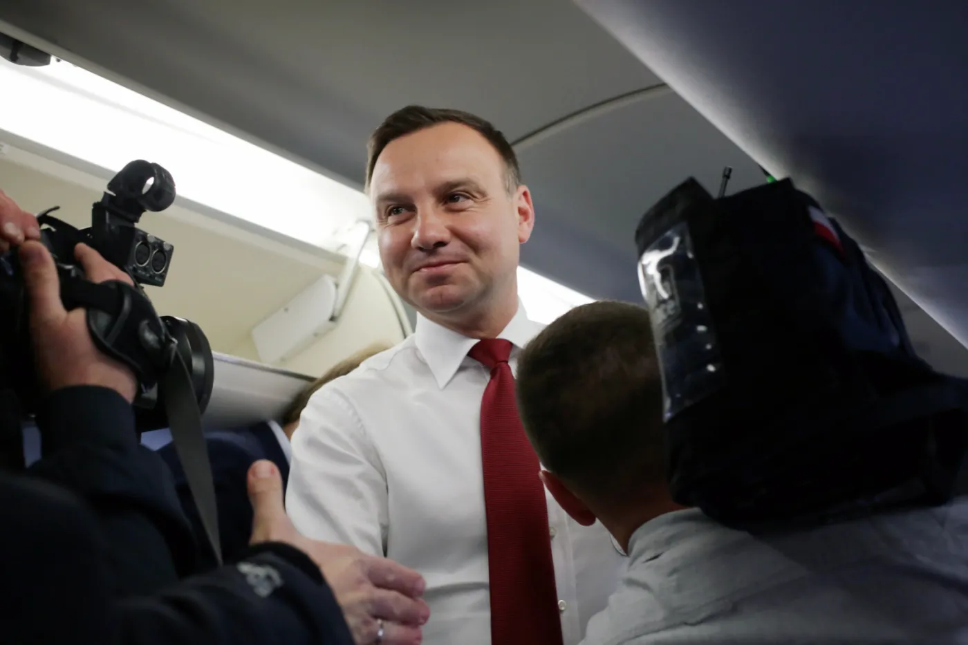Prezydent Andrzej Duda na pokładzie samolotu przed wylotem na Węgry