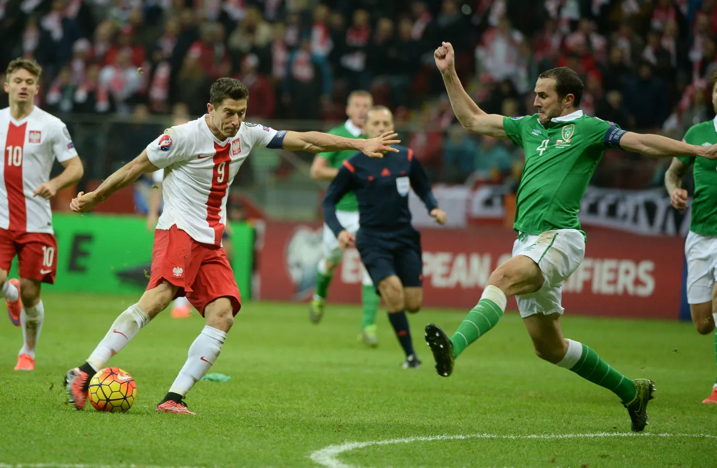 Gracz reprezentacji Polski Robert Lewandowski (L) i John O'Shea z Irlandii w meczu grupy D eliminacji piłkarskich mistrzostw Europy 2016 na PGE Stadionie Narodowym w Warszawie