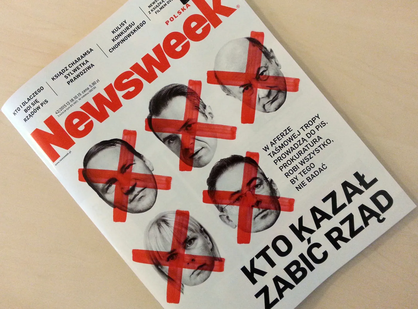 Okładka "Newsweeka" z 12 października 2015 roku: Kto kazał zabić rząd