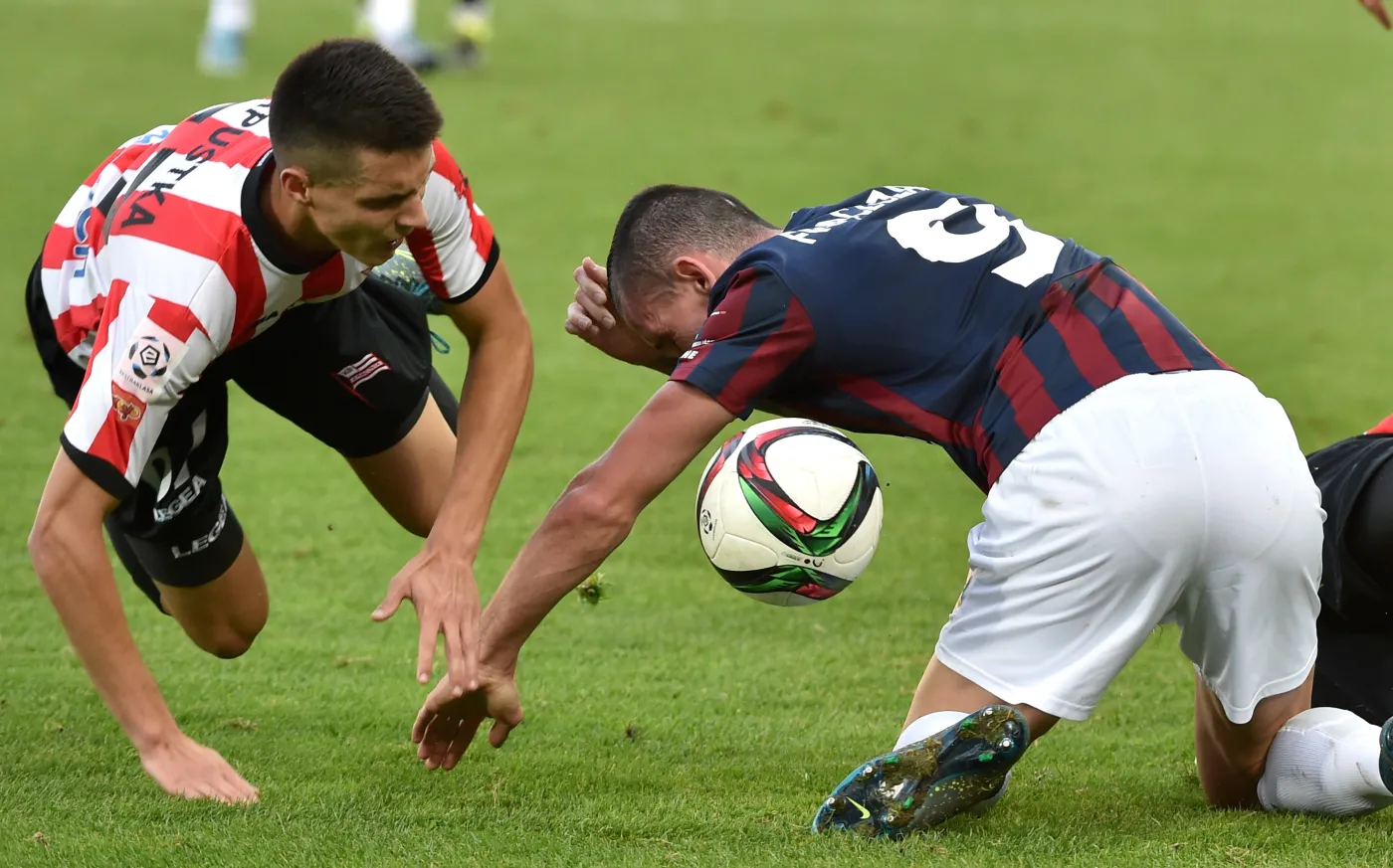 Zawodnik Cracovii Bartosz Kapustka (L) walczy o piłkę z Adamem Frączczakiem (P) z Pogoni Szczecin podczas meczu polskiej Ekstraklasy