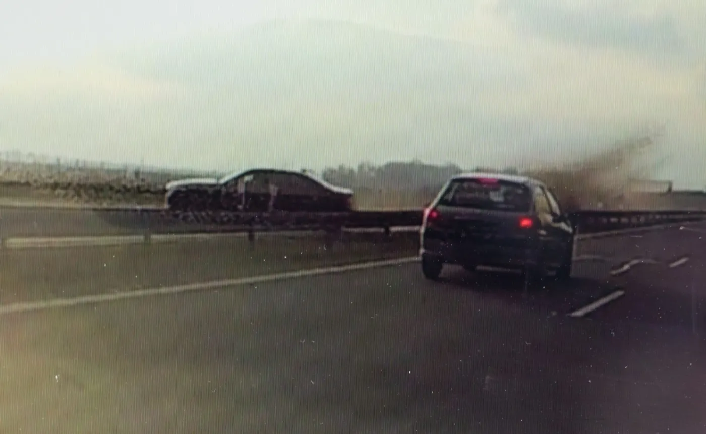 Moment wypadku prezydenckiego auta zarejestrowany kamerą samochodową, zaprezentowany na ekranie laptopa przez autora nagrania Mirosława Zielińskiego we Wrocławiu