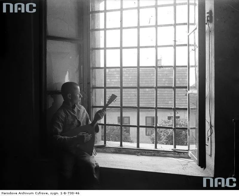 8818464-ciezkie-wiezienia-w-przedwojennej.jpg