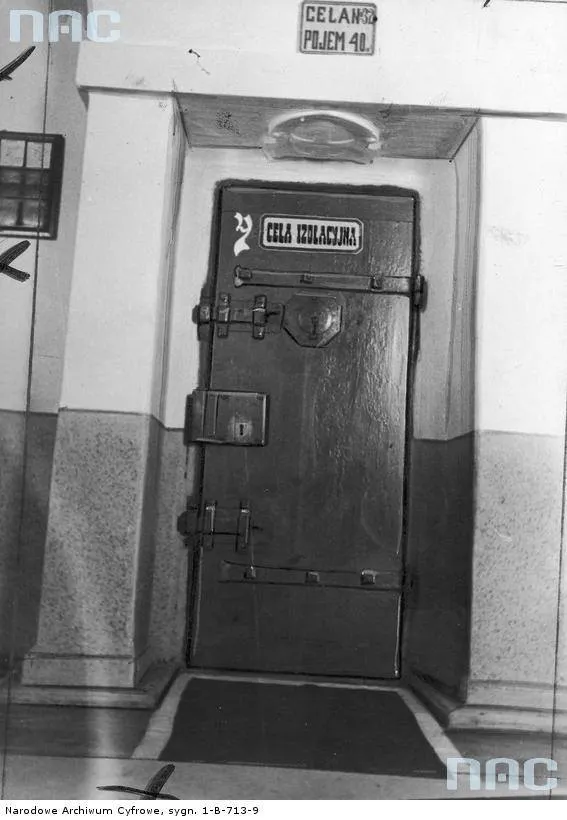 8818089-ciezkie-wiezienia-w-przedwojennej.jpg