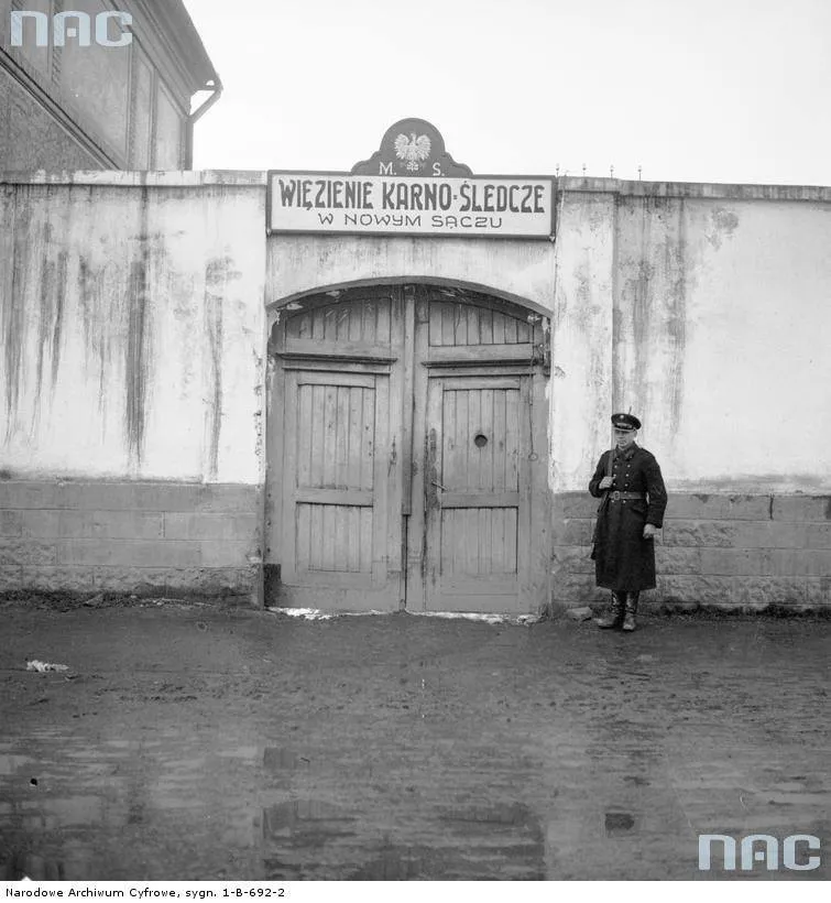 8818319-ciezkie-wiezienia-w-przedwojennej.jpg