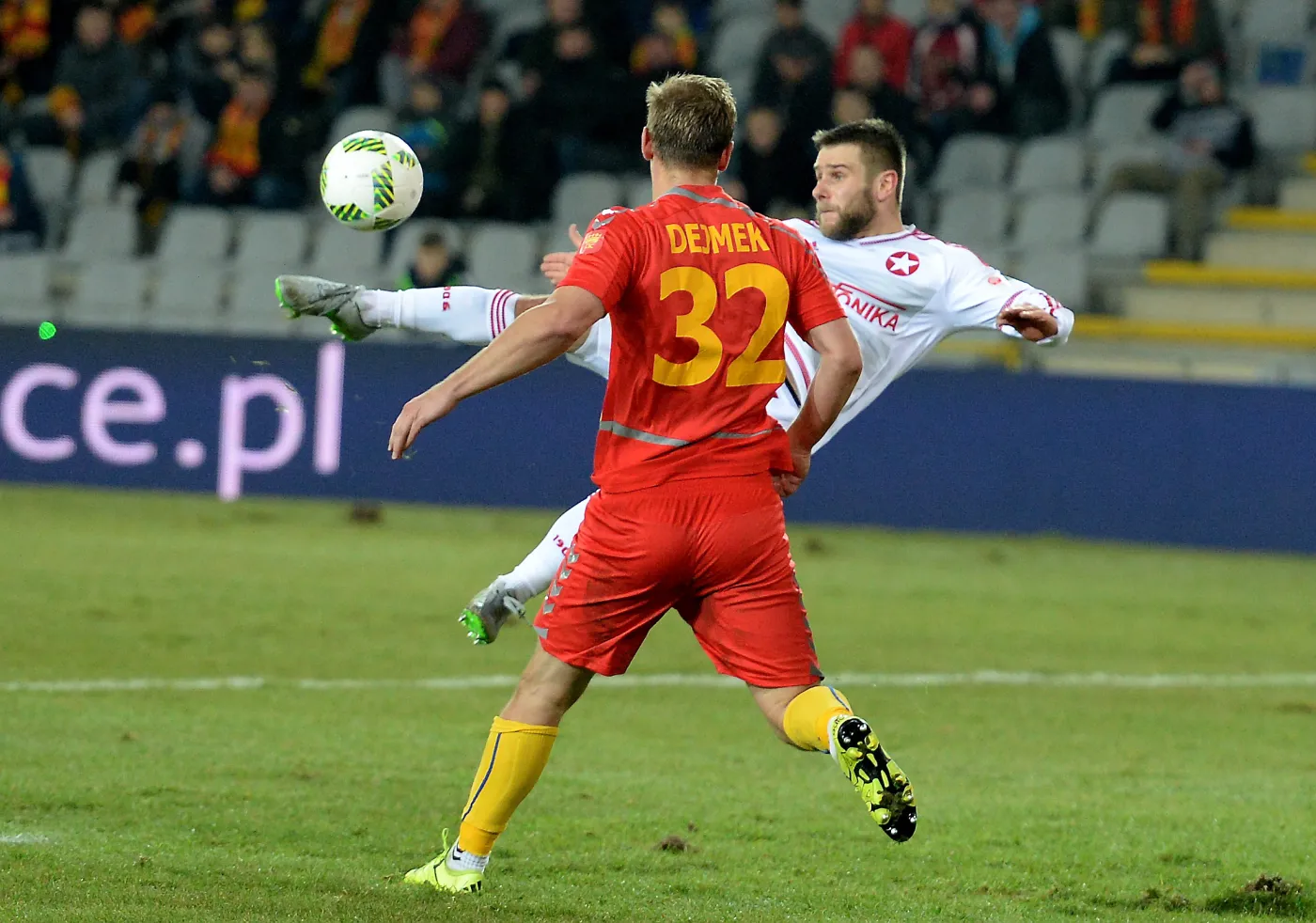 Piłkarz Korony Kielce Radek Dejmek (L) i Patryk Małecki (P) z Wisły Kraków