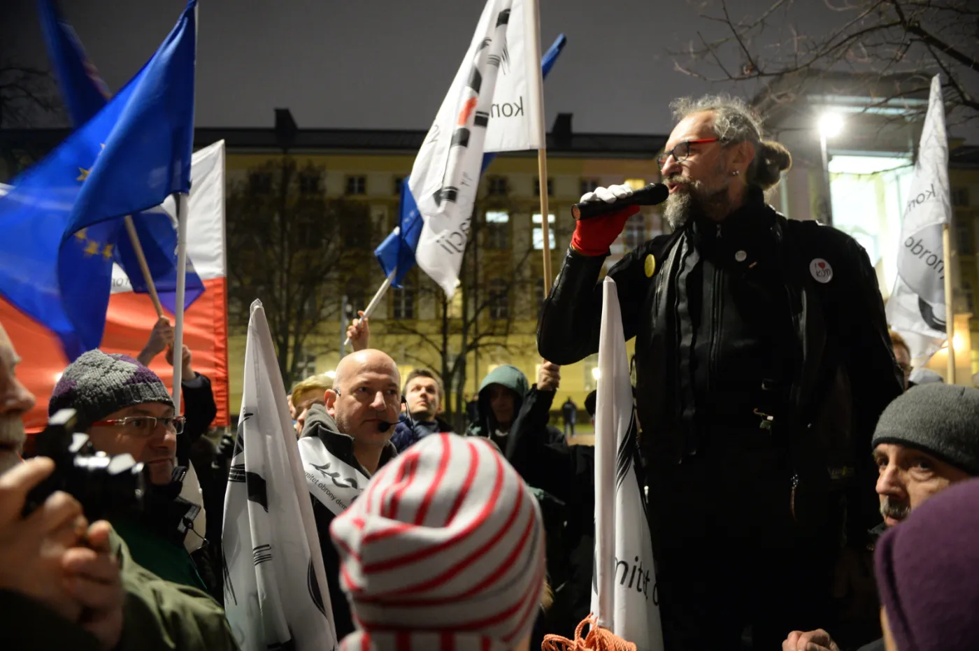"Chcemy żyć w państwie prawa". PO i Nowoczesna razem w proteście przed siedzibą TK w Warszawie