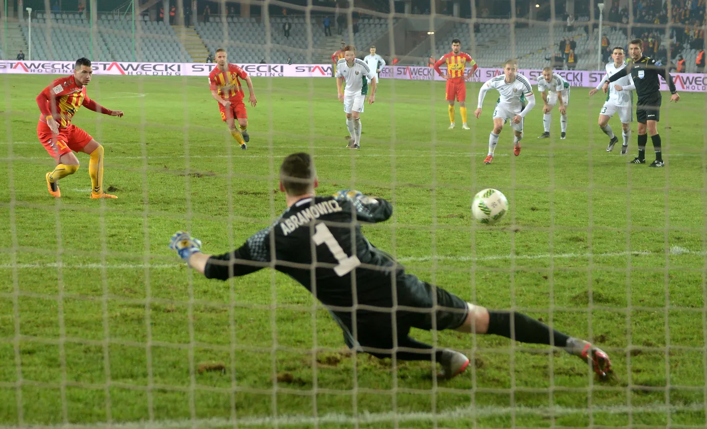 Piłkarz Korony Kielce Airam Cabrera (L) trafia z rzutu karnego obok bramkarza Mateusza Abramowicz (C) ze Śląska Wrocław