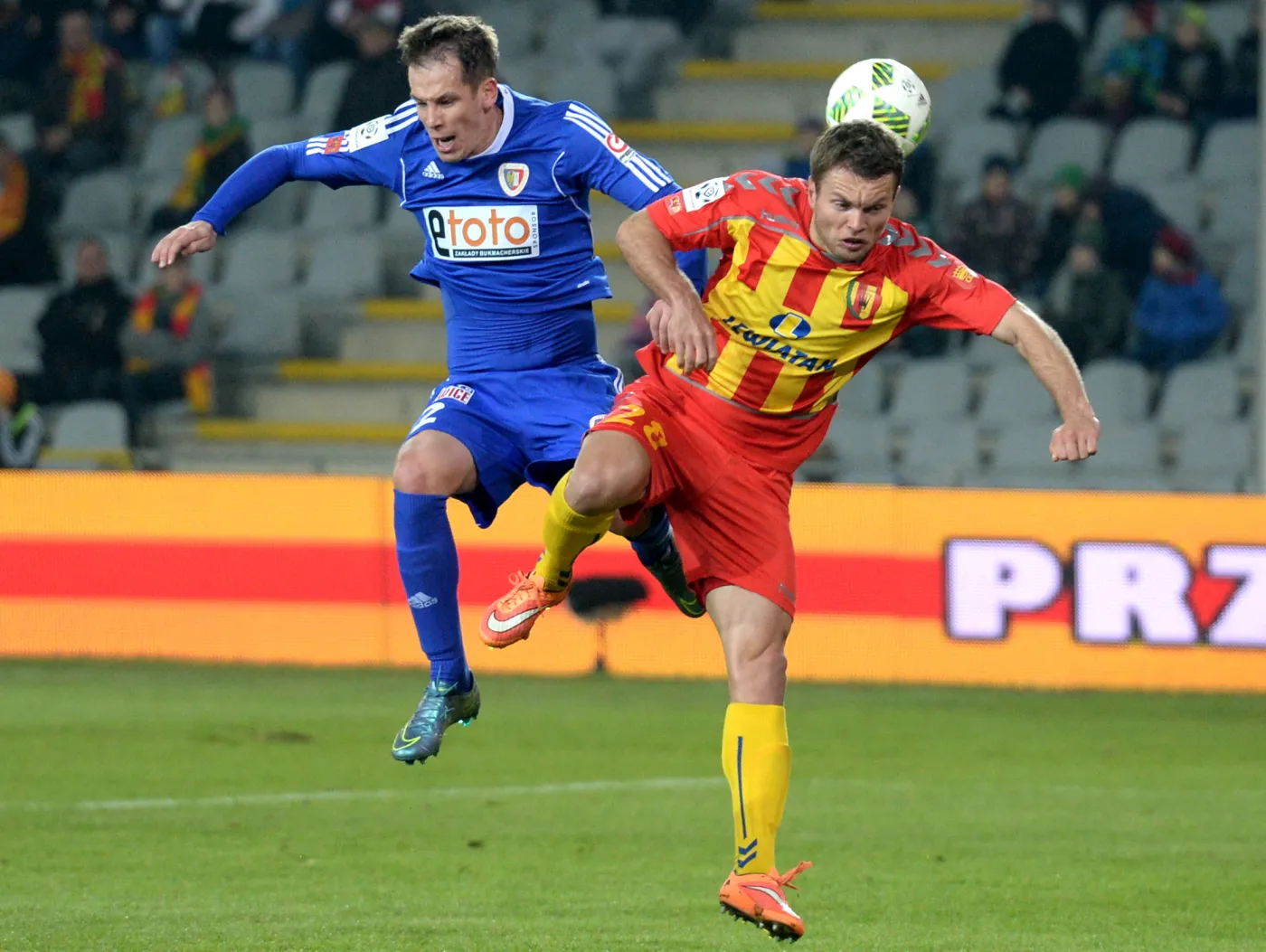 Zawodnik Korony Kielce Vladislavs Gabovs (P) walczy o piłkę z Patrikiem Mrazem (L) z Piasta Gliwice podczas meczu polskiej Ekstraklasy